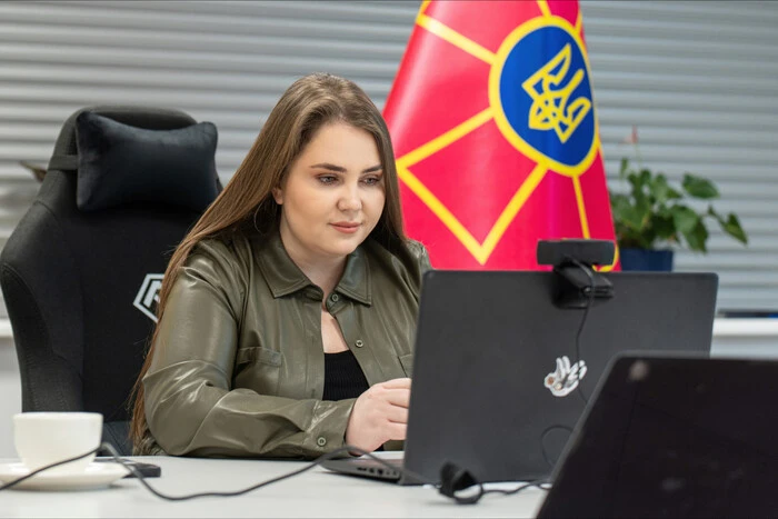 Зображення з прапором України та військовими
