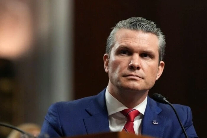 Міністр оборони США у студії макіяжу