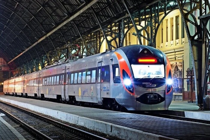Поїзд між Києвом і Львовом на Великодень