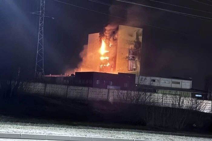 Автомобіль вибухає під час протестів
