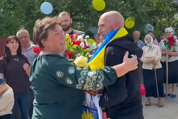 Wieś w Winnicy ciepło powitała żołnierza, który wrócił z niewoli: poruszające wideo
