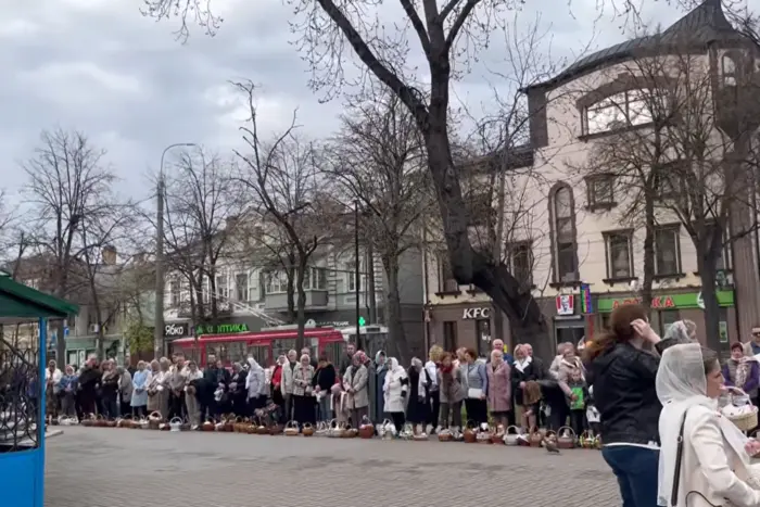 Паска в закладке для Московской и Украинской церквей