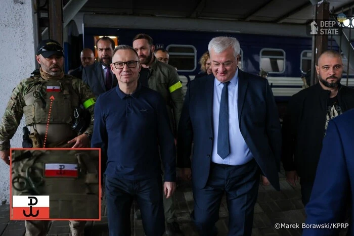 Охранник Дуды приехал в Украину с неоднозначным шевроном и вызвал дискуссию в сети