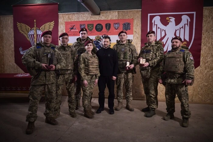 Зеленский наградил воинов на Курщине