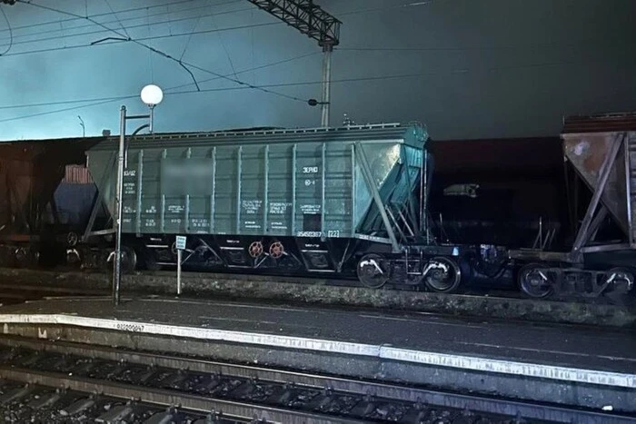 Подросток на крыше электропоезда