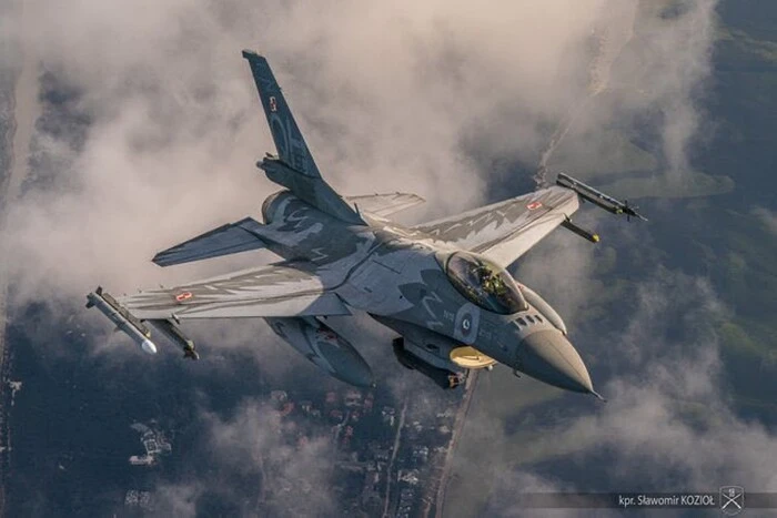 Жінка-пілот F-16 у Польщі
