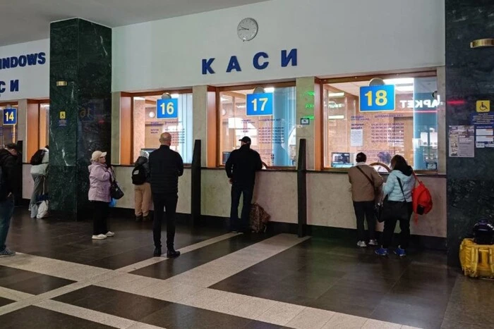 Смайлик с закрытыми глазами на фоне станции Укрзалізниці
