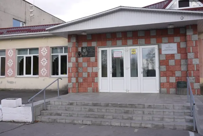 Учитель оскорбляет и бьет ученика