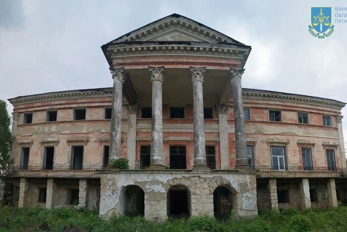 Старинный дворец XVIII века на Винничине
