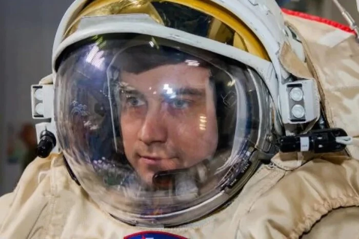 Космічний корабель плавиться в космосі