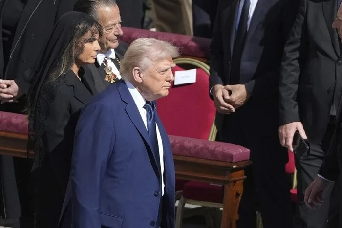 Трамп із помилкою одягнув плаття на похоронах Папи