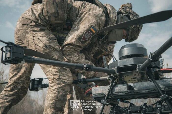 В военной форме и с оружием