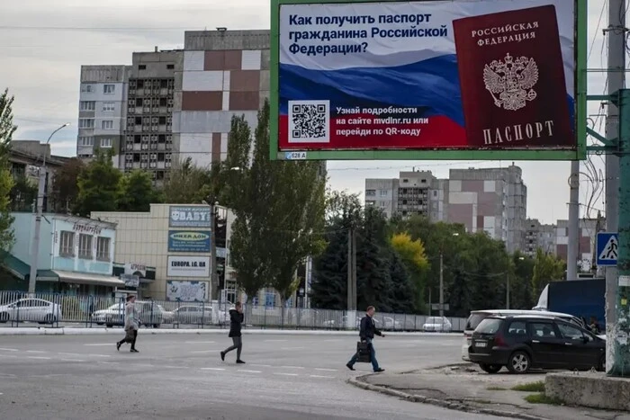 Billboards mit Putin und das Verbot ukrainischer Feiertage: Wie die Ukrainer unter Besatzung leben