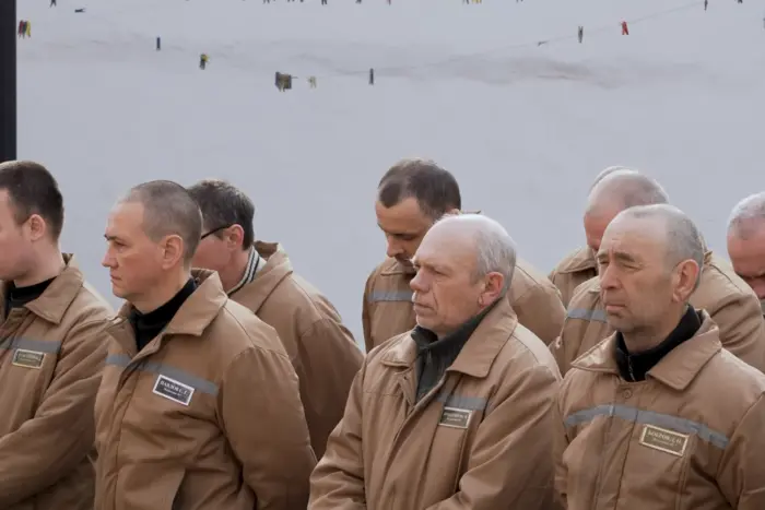 Kollaborateure in der Kolonie reagieren seltsam auf die Schweigeminute