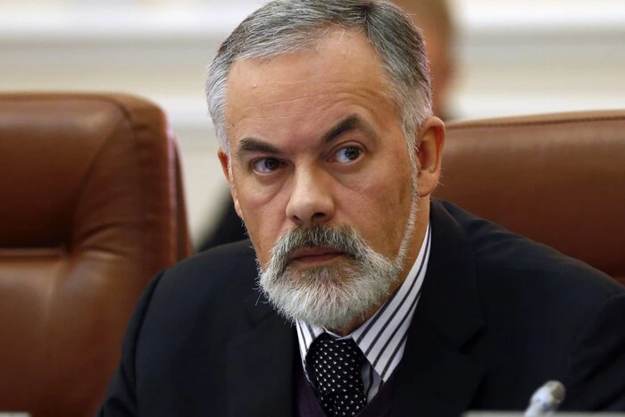 Книги Євгена Табачника на столі