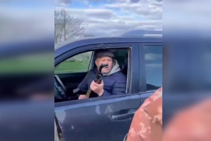Мужчина с ружьем в ТЦК