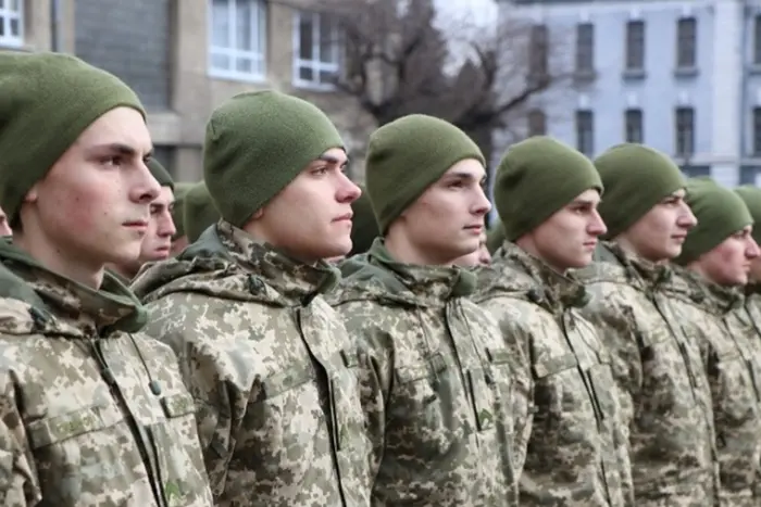 Молода дівчина відправляє повітряну посилку