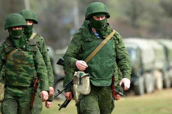 На картинці - карта України з наступаючими стрілками на окуповані території