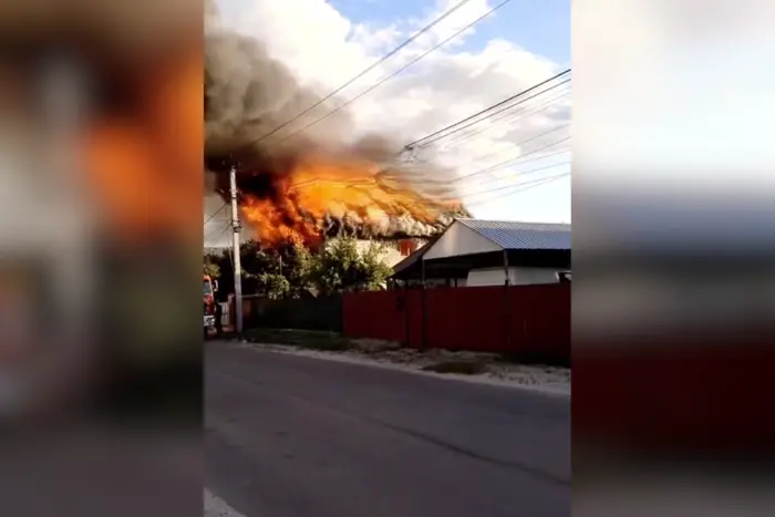 У Броварах спалахнув двоповерховий будинок, працює ДСНС