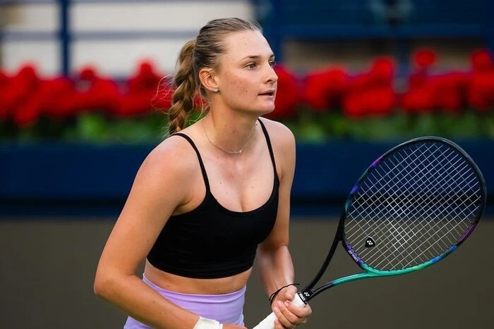 Olga Yastremska and Russian tennis player at training