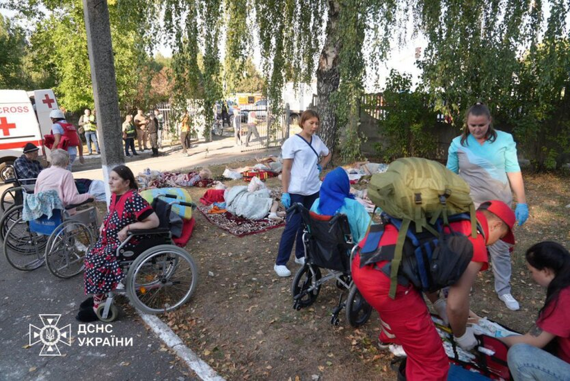 Підлітки грають у футбол біля пансіонату