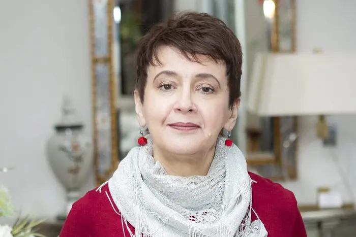 Жінка з терпінням чекає на повернення