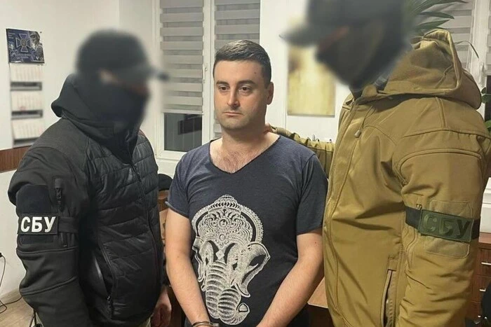 Люди в банковском зале делают денежные переводы