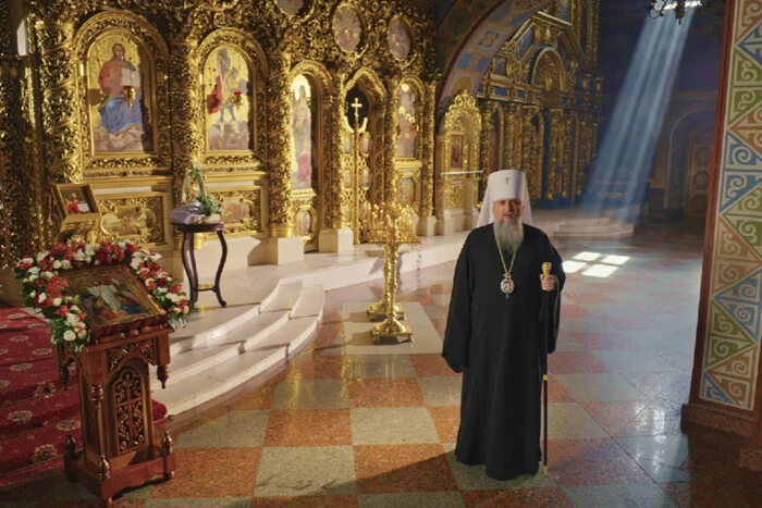 Митрополит Епіфаній молится перед алтарем