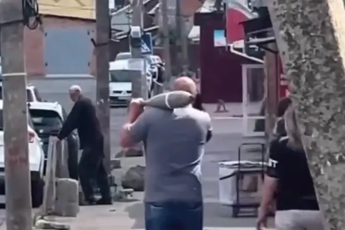 В Виннице мужчина гулял по городу с артиллерийским снарядом (видео)