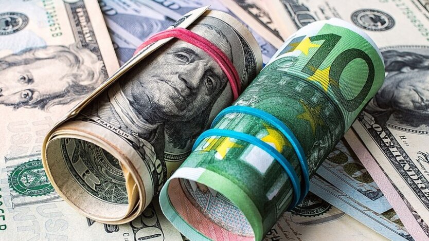 Ukraińcy masowo odmawiają gotówkowych dolarów i euro: co teraz kupują