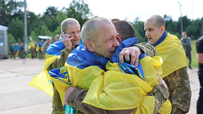Nächster Schritt im Austausch von Kriegsgefangenen: Ukrainische Staatsbürger kehren nach über drei Jahren aus Russland zurück