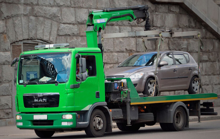 Евакуація автомобіля у дворі будинку