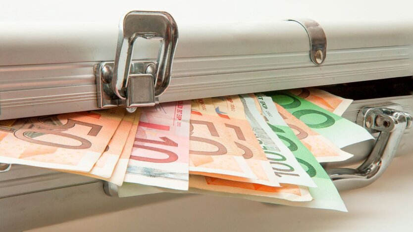 Not only to take out but also to spend: what cash restrictions await Ukrainians in the EU