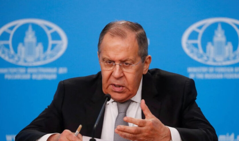Две газовые трубы на фоне показаны