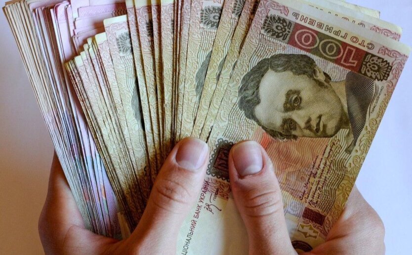 Виплати у червні: українцям сказали, хто отримає пенсії та лікарняні