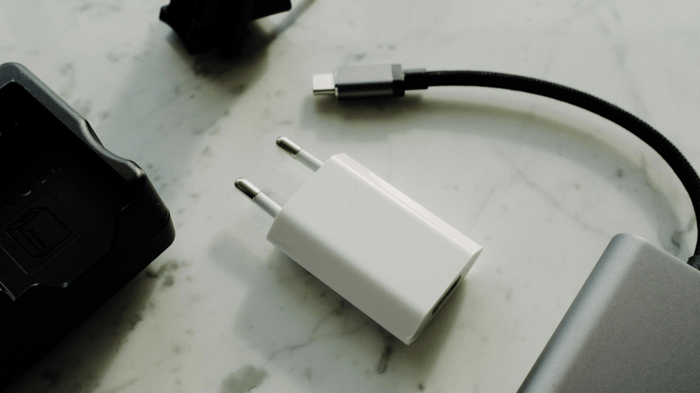 Zieht das Ladegerät Strom, wenn es das Telefon nicht auflädt