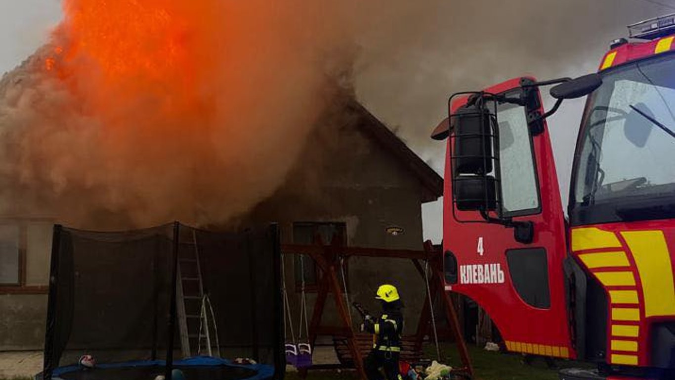 In der Wolyn traf ein Blitz ein Haus, in dem eine Mutter mit Kindern war
