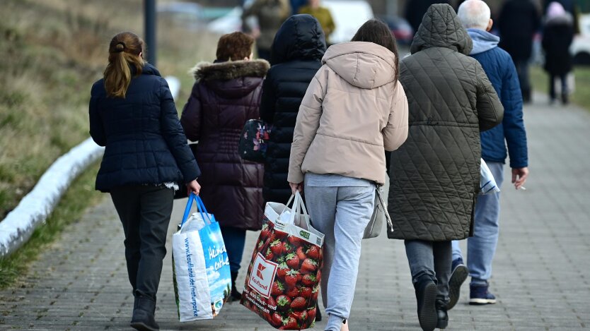 Працівник оштрафує агресивно виглядаючого чоловіка